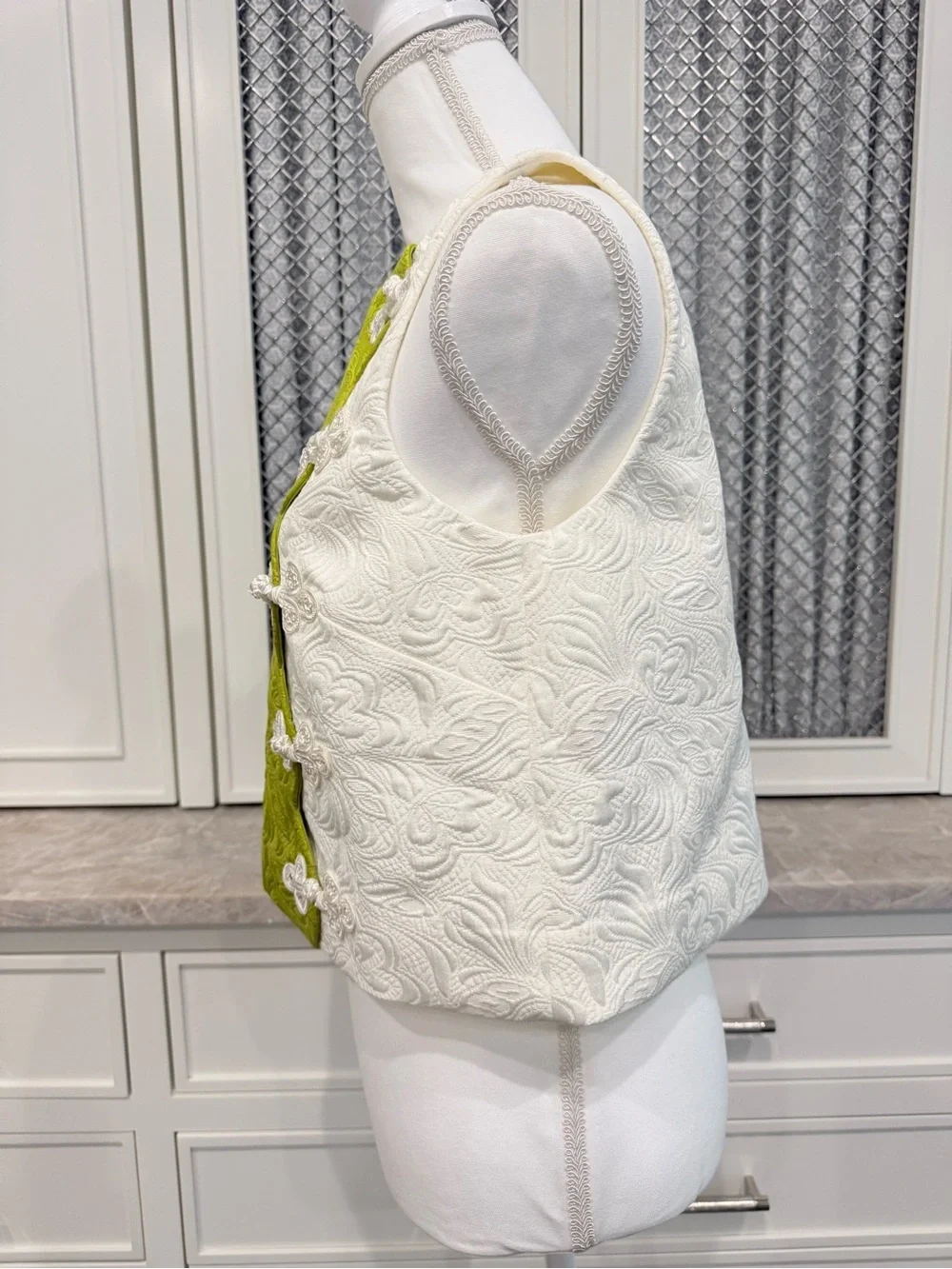 Mestiza New York Etta Crew Neck Sleeveless  green and white Scallop Top - size 6